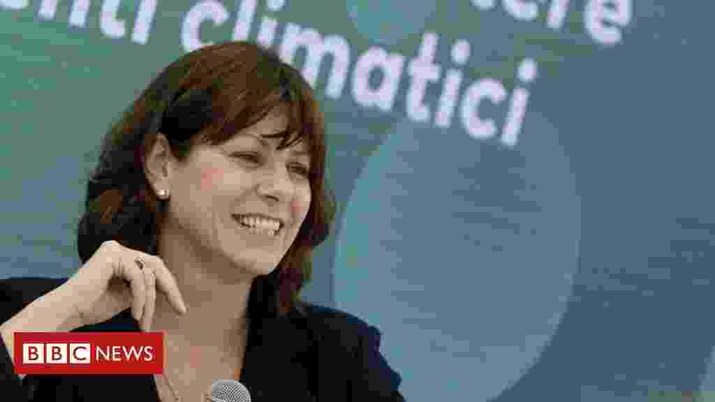 Climate change: Sacked climate chief 'may sue government'