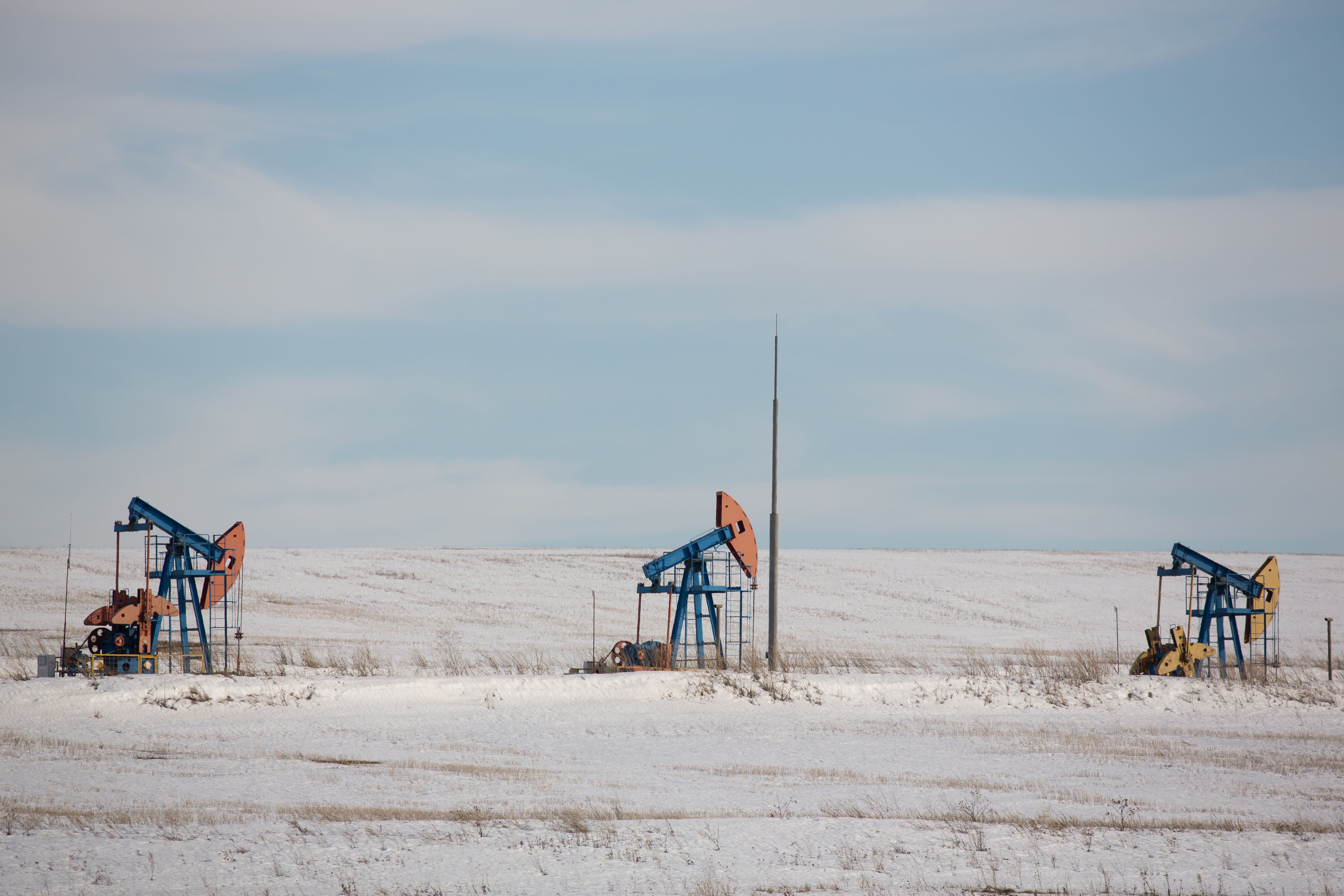 Oil mixed after slipping to lowest since early 2016 amid coronavirus chaos