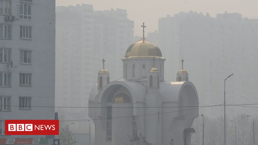 Wildfires blanket Kyiv in thick smog