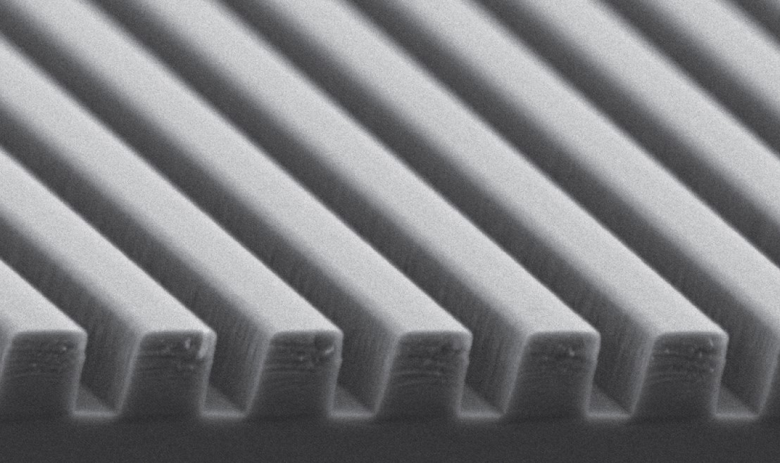 Topological effect creates unidirectional light source - Physics World